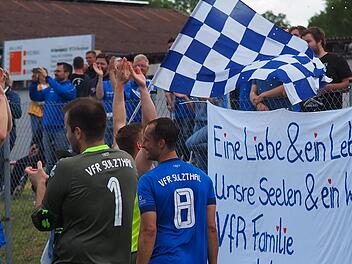 Ein Traum in blau und weiß: Der VfR Sulzthal steigt in die Kreisliga Rhön auf. Fotos: Jürgen Schmitt