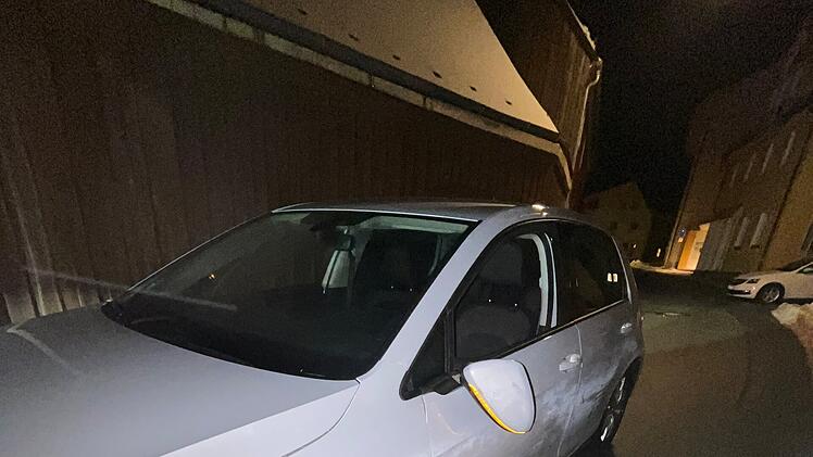 Auto f&auml;hrt ins Rathaus - T&auml;ter fl&uuml;chtig