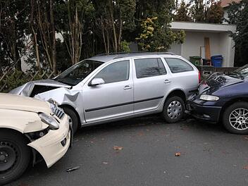 Das Taxi beschädigte direkt und indirekt drei weitere Fahrzeuge. Fotos: Roland Meister