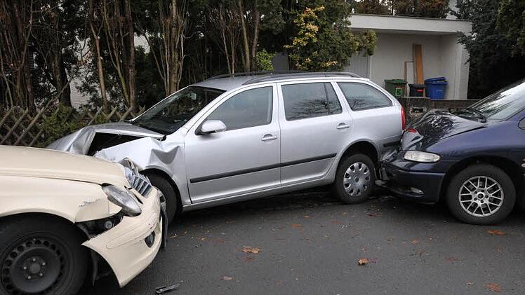 Das Taxi beschädigte direkt und indirekt drei weitere Fahrzeuge. Fotos: Roland Meister