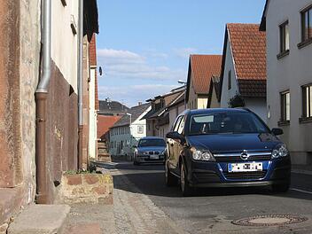 Der Stadtrat stimmte dem Ausbau der engen Ortsdurchfahrt in Diebach zu. Wegen des Widerstands von Anwohnern wird aber ein Planfeststellungsverfahren erforderlich, das bis zu anderthalb Jahren dauern kann.  Foto: Markus Reeh