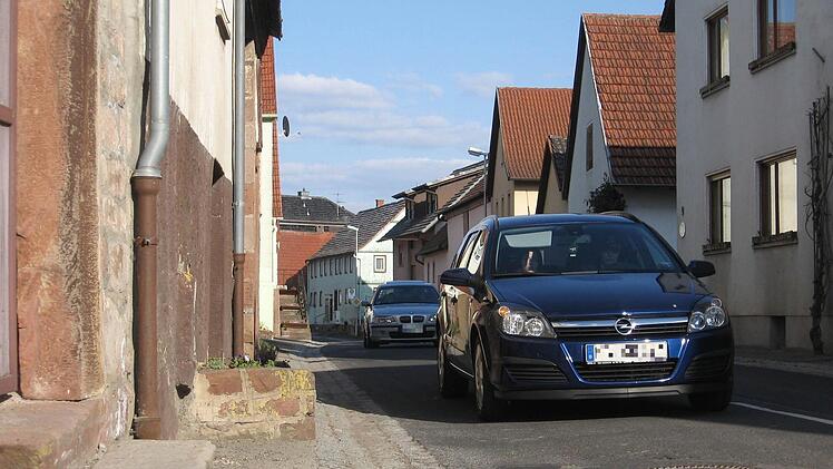 Der Stadtrat stimmte dem Ausbau der engen Ortsdurchfahrt in Diebach zu. Wegen des Widerstands von Anwohnern wird aber ein Planfeststellungsverfahren erforderlich, das bis zu anderthalb Jahren dauern kann.  Foto: Markus Reeh