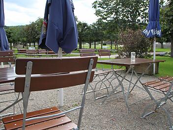 Bitte Platz nehmen: Bei 15 Grad im Schatten blieben viele Cafés - zum Beispiel im Staatsbad Brückenau - leer. Foto: Ulrike Müller