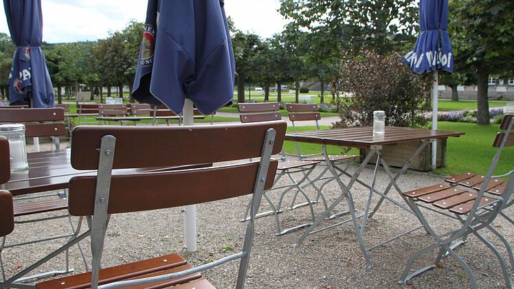 Bitte Platz nehmen: Bei 15 Grad im Schatten blieben viele Cafés - zum Beispiel im Staatsbad Brückenau - leer. Foto: Ulrike Müller
