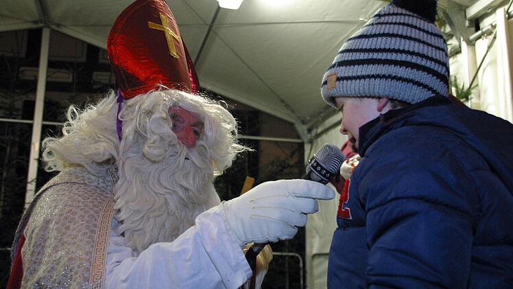 Nicht alle trauten sich angesichts der beeindruckenden Gestalt des Nikolauses (Günther Dünisch), ihr Gedicht auf der Bühne aufzusagen, doch der kleine Johannes hatte Mumm.