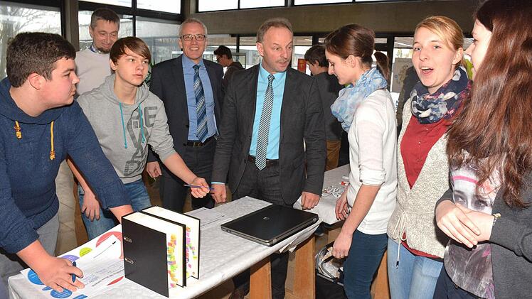 Die Marktgemeinde Maroldsweisach warb mit Ausbildungsberufe in der Verwaltung. Im Hintergrund von links die Bürgermeister Ralf Nowak, Günter Pfeiffer und Harald Deringer. Foto: Schmidt