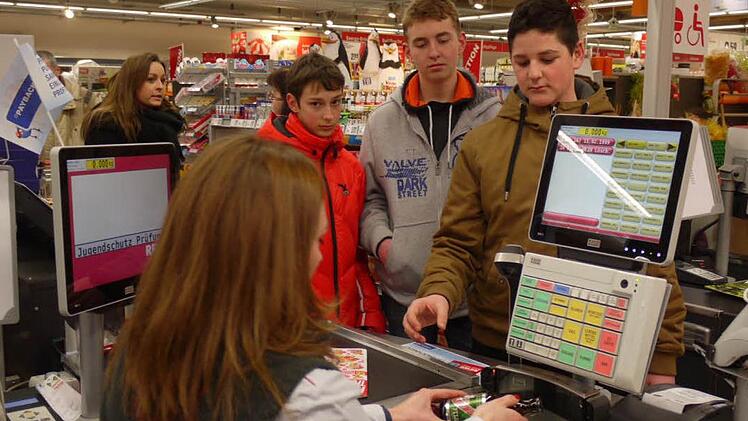 In anderen Landkreisen sind Testkäufe schon länger üblich, hier blitzen (von links) Lenny, Lars und Peter an einer Kasse in Rottenbach ab. Foto: Pauline Lindner