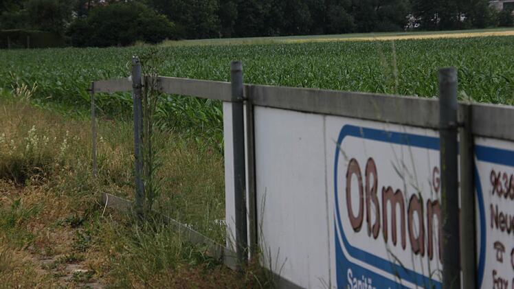 Sogar die Bandenwerbung steht noch am Rande des "Fußball-Ackers". Foto: Marco Meißner