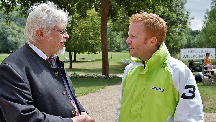 Bayern3-Projektleiter Simon Ball (rechts) ließ sich von Bürgermeister Wolfgang Back (links) für Bad Bocklet begeistern. Foto: Sigismund von Dobschütz