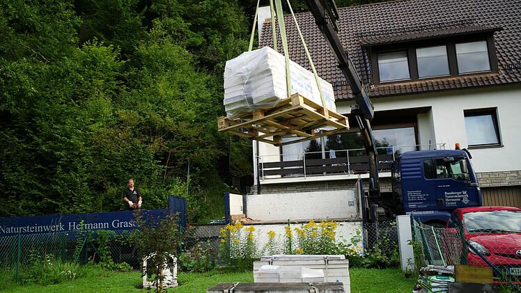 Baumaterial kommt: Ein Lkw voller Steinplatten Foto: Dagmar Besand