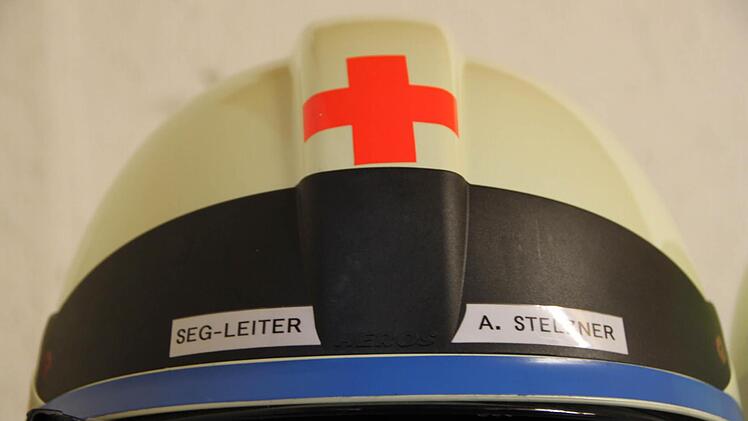 Schutzhelme für die Helfer liegen bereit. Foto: Ulrike Müller