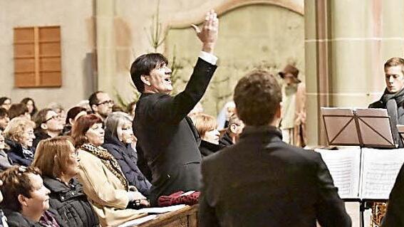 Dekanatskantor Matthias Göttemann bot mit Sängern aus dem Oratorienchor Würzburg und der Kantorei Haßberge ein Klangerlebnis. Fotos: Gerold Snater