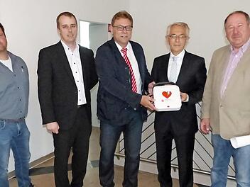 Unser Bild zeigt bei der Übergabe (von links) Jochen Fischer, Harry Ittner, Peter Sandler, Gerhard Zettel und Alfred Kolenda.  Foto: Klaus-Peter Wulf