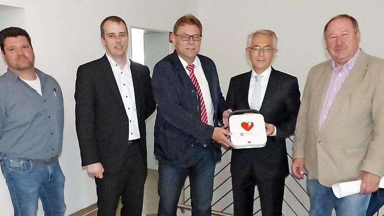 Unser Bild zeigt bei der Übergabe (von links) Jochen Fischer, Harry Ittner, Peter Sandler, Gerhard Zettel und Alfred Kolenda.  Foto: Klaus-Peter Wulf