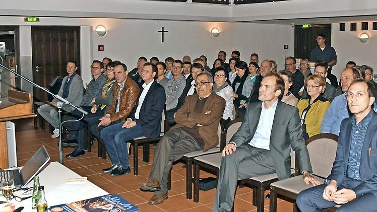 Rund 70 Bürger waren zur Präsentation des Stadtmarketing-Konzepts der Stadt Haßfurt in die Stadthalle gekommen. Links im Bild ist Bürgermeister Günther Werner.