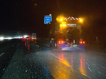 Ein Fahrzeug vom Winterdienst streut Salz auf der Autobahn A2 am 17.01.2018 bei Herford (Nordrhein-Westfalen). Der Orkan «Friederike» bewegt sich über weite Teile des Landes mit Wind und Schnee. Foto: Friso Gentsch/dpa