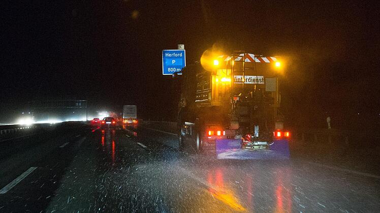 Ein Fahrzeug vom Winterdienst streut Salz auf der Autobahn A2 am 17.01.2018 bei Herford (Nordrhein-Westfalen). Der Orkan «Friederike» bewegt sich über weite Teile des Landes mit Wind und Schnee. Foto: Friso Gentsch/dpa