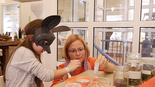 Maresa macht mit Doreen Oekler ein Dufts&auml;ckchen und f&uuml;r Freundin  Martha will sie  auch eins anfertigen.  Manja von Nida
