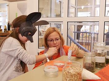 Maresa macht mit Doreen Oekler ein Duftsäckchen und für Freundin  Martha will sie  auch eins anfertigen.  Manja von Nida