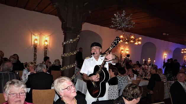 Zum Dahinschmelzen: Tolle Musik - und das sogar direkt am gedeckten Tisch - bot die Band "Cavallinis" bei der Gala.Werner Rei&szlig;aus