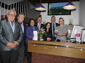 Generations- und Führungswechsel beim Kurhotel Bad Rodach. Von links: Dieter Weil (28 Jahre Geschäftsführer), Heinz Schuster, Siegrid Liebermann, Lutz Lange, Cindy Schmid, Michael Amthor und Stine Michel. - Foto: Berthold Köhler