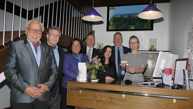 Generations- und Führungswechsel beim Kurhotel Bad Rodach. Von links: Dieter Weil (28 Jahre Geschäftsführer), Heinz Schuster, Siegrid Liebermann, Lutz Lange, Cindy Schmid, Michael Amthor und Stine Michel. - Foto: Berthold Köhler