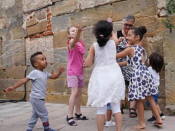 Auch die Kinder hatten beim "Fest der Begegnung" der Caritas-Flüchtlingshilfe und der Gemeinde Reckendorf ihren Spaß, indem sie auf die Jagd nach Seifenblasen gingen. Foto: Anna Kuhn