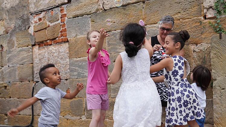 Auch die Kinder hatten beim "Fest der Begegnung" der Caritas-Flüchtlingshilfe und der Gemeinde Reckendorf ihren Spaß, indem sie auf die Jagd nach Seifenblasen gingen. Foto: Anna Kuhn