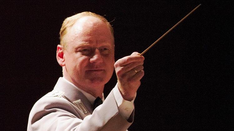 Unter der Leitung von Oberstleutnant Roland Kahle wird das Orchester anlässlich des 100-jährigen Bestehens des Volksbundes Deutsche Kriegsgräberfürsorge das Publikum mit traumhaften Melodien unterhalten. Foto: Detlef Koalick