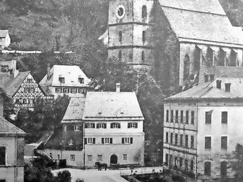 Diese alte Aufnahme - im Hintergrund die Petrikirche - zeigt die Schlosserei von Herrmann Amos. 