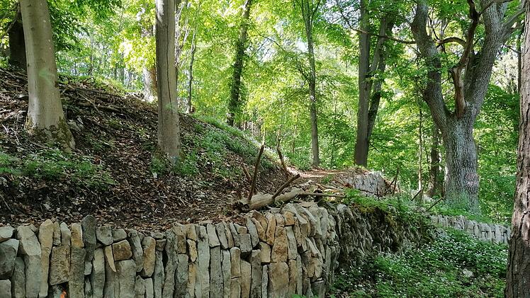Diese historischen Mauern lassen sich auf einer Schlaufe des Benediktuswegs erkunden.