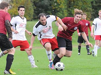 Ball und Gegner trifft der Wartmannsrother André Henning (links). Zu spüren bekommt dies Kevin Hartmann vom BSC Lauter.  Foto: ssp