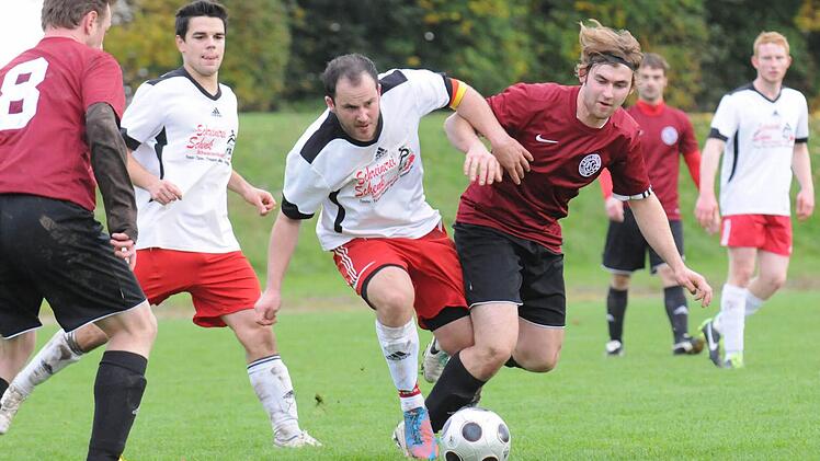 Ball und Gegner trifft der Wartmannsrother André Henning (links). Zu spüren bekommt dies Kevin Hartmann vom BSC Lauter.  Foto: ssp