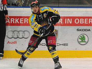 Patrick Franz gewann am Freitagabend mit dem EHC Bayreuth 4:3 in Füssen. Foto: Peter Mularczyk