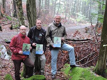 Passendes Setting (von links): Martin Kremer, Stefan Zaenker und Landrat Bernd Woide mit druckfrischen Quellenbroschüren im Wald bei Steinwand.  Foto: privat
