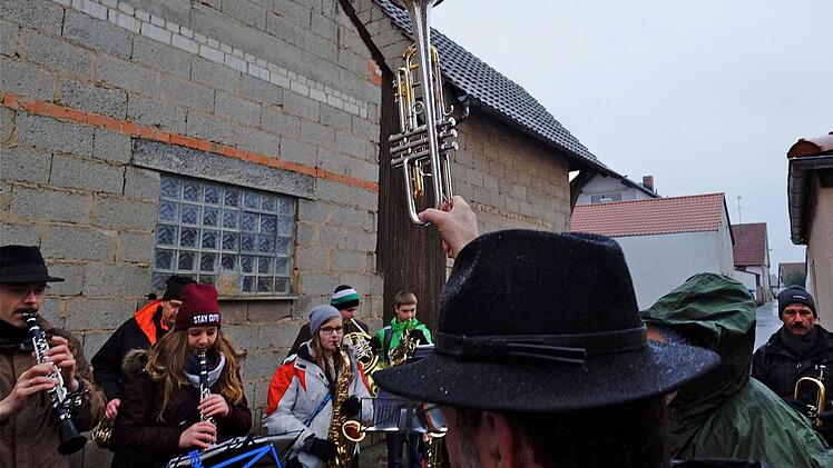 Egal ob Regen oder Schnee, zum Jahreswechsel wird aufgespielt - und zwar im ganzen Dorf. Die Untererthaler Musikanten ziehen beim Silvesterblasen mit ihren Instrumenten durch die Straßen. Foto: Gerd Schaar