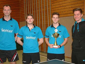 Das erfolgreiche Herren-Trio des SV-DJK Eggolsheim, das oberfränkischer Pokalsieger der Bezirksligateams wurde. Von links: Ales Brandtl, Marcel Herbert, Tomas Flicek und Coach Nicholas Derra.  Fotos: Hans Franz