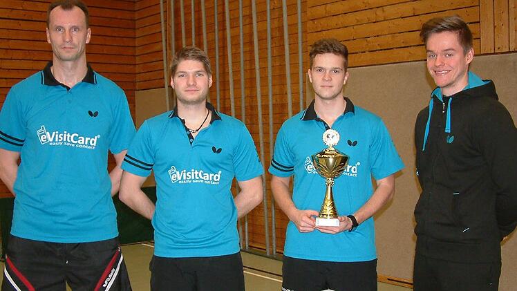 Das erfolgreiche Herren-Trio des SV-DJK Eggolsheim, das oberfränkischer Pokalsieger der Bezirksligateams wurde. Von links: Ales Brandtl, Marcel Herbert, Tomas Flicek und Coach Nicholas Derra.  Fotos: Hans Franz