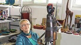 Brunhilde Käser mag die Masai-Figuren ebenso wie ausgefallene Holzmöbel.