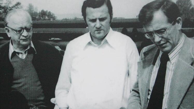 1975, auf der Suche nach heißem Wasser (v. l.): Heiner Kohles, Bürgermeister Reinhard Leutner und der Geologe Dr. Helmut Gudden. Foto: Archiv