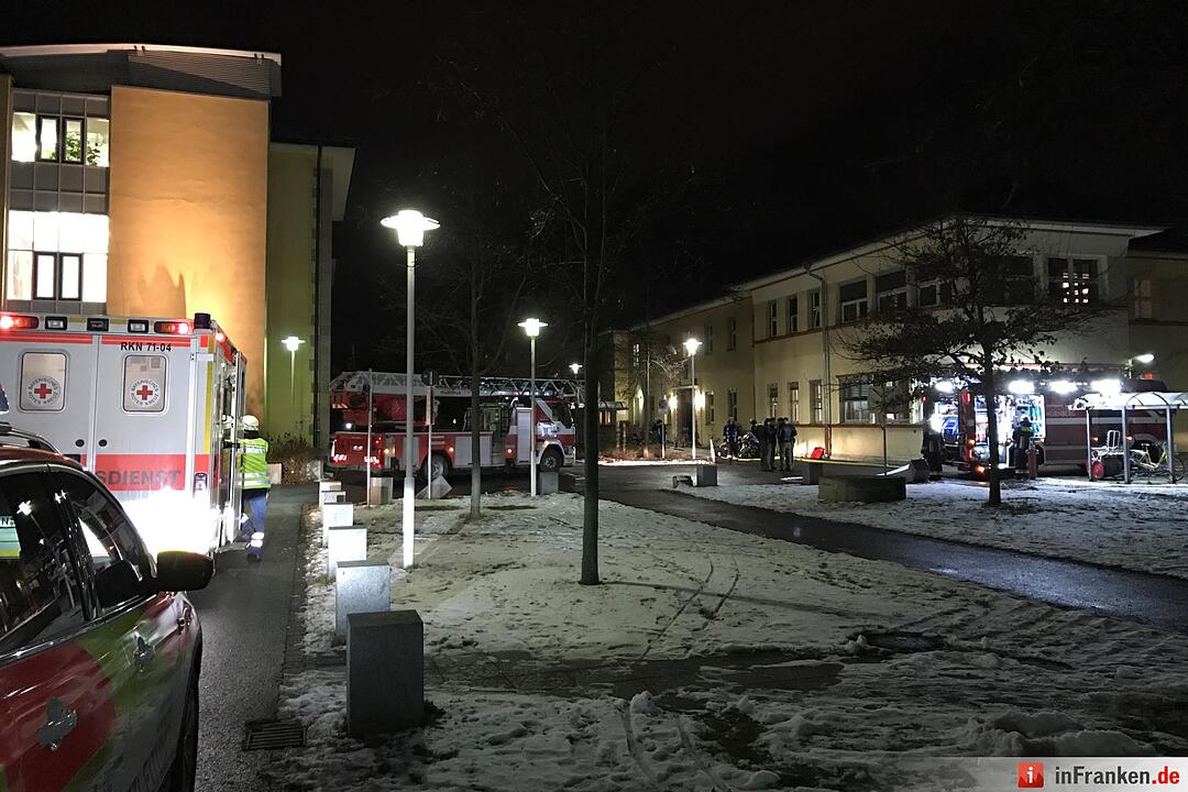 Bett fing im Klinikum Feuer - Gro§einsatz der RettungskrŠfte in NŸrnberg-Nord