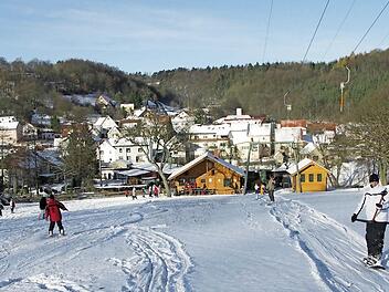 Skifahrer können ab heute den Schlepplift in Neuschleichach nutzen.