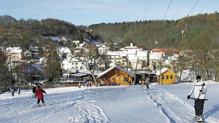 Skifahrer können ab heute den Schlepplift in Neuschleichach nutzen.