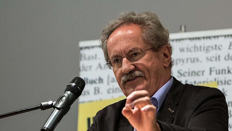 "Die Alternative oder: Macht endlich Politik!": Christian Ude stellte sein neues Buch in Coburg vor. Foto: Jochen Berger