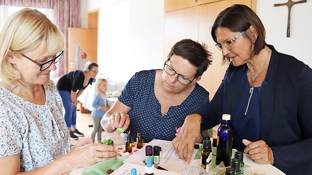 Elvira Nagengast, Ilse Bibro und die Referentin Birgit Geier (v. l.) mischen ein Schmerz&ouml;l an. Fotos: Johanna Blum