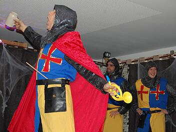 Anlässlich des heuer 500-jährigen Bestehens von Premich tummelten sich auf der Bühne beim Premicher Fasching im Schützenhaus Ritter (im Bild: Ritter Hubert Wehner, vorne, führte die "Ritter der Kokosnuss" vom Männerballett an), Hexen, Prinzessinnen und sogar echte Bramicher Frösch. Anna-Lena Herbert