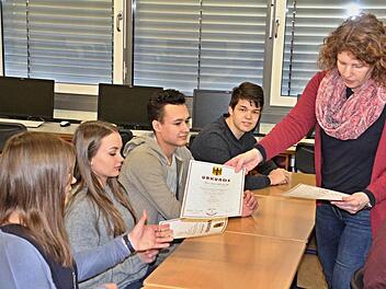 Sie fahren nach Budapest, da sie den ersten Platz im Bolyai-Mathematik-Teamwettbewerb 2018 belegt haben. Von Betreuungslehrerin Renate Hatzinger gab es Urkunden und Präsente.Helmut Will