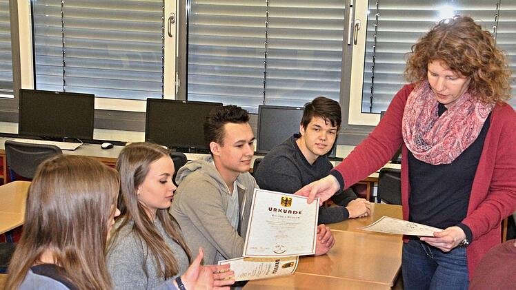 Sie fahren nach Budapest, da sie den ersten Platz im Bolyai-Mathematik-Teamwettbewerb 2018 belegt haben. Von Betreuungslehrerin Renate Hatzinger gab es Urkunden und Präsente.Helmut Will