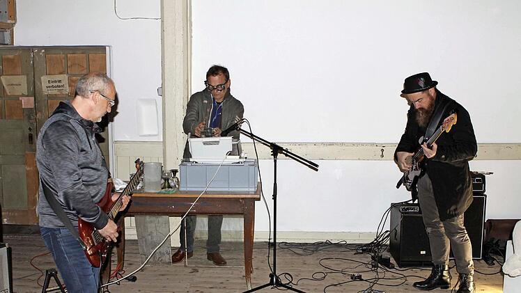 Alexander Schräpler (links) am E-Bass und Dierk Berthel am echten Geigenbogen unterlegten die von Johannes Schreiber auf seiner Glasschleifmaschine erzeugten Geräusche.  Foto: Michael Wunder
