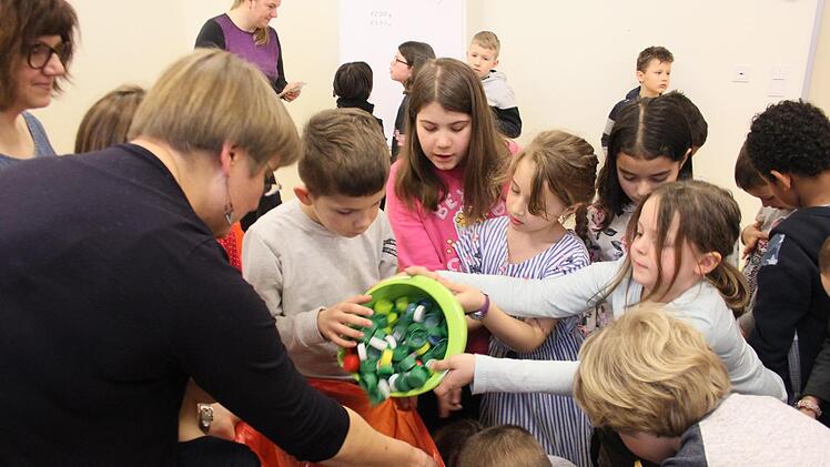 Eifrig waren die Kinder bei der Sache. Mit vereinten Kräften wurden die Deckel gewogen und in Säcke gefüllt. 500 Deckel wiegen etwa ein Kilogramm, also kamen in all der Zeit etwa 8000 Deckel zusammen.